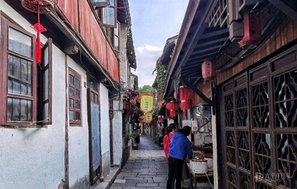 14岁王诗龄杂志大片曝光,李湘王岳伦合体护航,去英国后更洋气